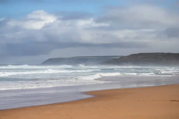 Güzel deniz manzarası, mavi gökyüzü ve bulutlar, sahil. Yüksek kalite fotoğraf