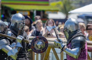 Güney Avustralya, Victor Harbor, Viking Festivali: Metal miğferler ve zırhlı şövalyeler, bir halk festivalindeki kostüm gösterisinin bir parçası, şövalye savaşlarının yeniden inşası
