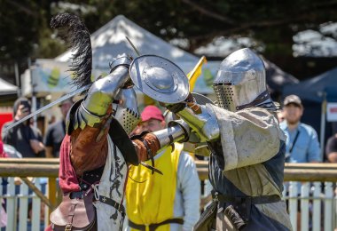 Güney Avustralya, Victor Harbor, Viking Festivali: Metal miğferler ve zırhlı şövalyeler, bir halk festivalindeki kostüm gösterisinin bir parçası, şövalye savaşlarının yeniden inşası