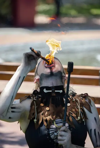 Güney Avustralya, Victor Harbor, Viking Festivali: Ateş sanatçısı, yerel festivalin katılımcısı, bir halk etkinliğinde kostüm gösterisi