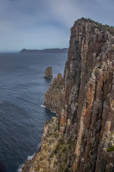 Engebeli uçurumların bulunduğu Cape Hauy Tazmanya 'nın nefes kesici manzarası yeşillik ve Avustralya' nın engin okyanusu. Yüksek kalite fotoğraf