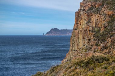 Engebeli uçurumların bulunduğu Cape Hauy Tazmanya 'nın nefes kesici manzarası yeşillik ve Avustralya' nın engin okyanusu. Yüksek kalite fotoğraf