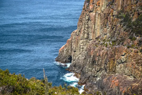 Engebeli uçurumların bulunduğu Cape Hauy Tazmanya 'nın nefes kesici manzarası yeşillik ve Avustralya' nın engin okyanusu. Yüksek kalite fotoğraf