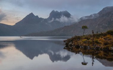 Dove Gölü 'nde huzurlu şafak, Cradle Dağı tepeleri, sakin yansımalar ve Tazmanya, Avustralya' da sisli bulutlar. Yüksek kalite fotoğraf