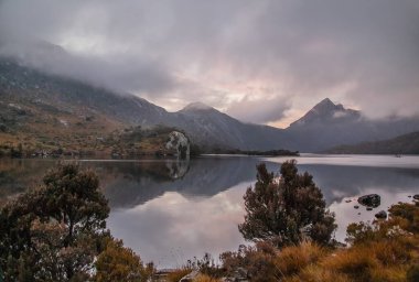 Dove Gölü 'nde huzurlu şafak, Cradle Dağı tepeleri, sakin yansımalar ve Tazmanya, Avustralya' da sisli bulutlar. Yüksek kalite fotoğraf