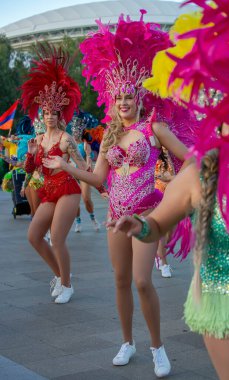 Adelaide, Güney Avustralya 26-01-2025: Adelaide, Güney Avustralya 'da düzenlenen Avustralya Günü Geçit Töreni, bayraklar, kostümler ve neşeli kutlamalarla Brezilya ulusal toplumunun yer aldığı. 