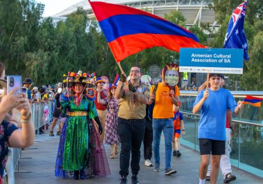 Adelaide, Güney Avustralya 26-01-2025: Adelaide, Güney Avustralya 'da düzenlenen Avustralya Günü Geçit Töreni, bayraklar, kostümler ve neşeli kutlamalarla Brezilya ulusal toplumunun yer aldığı. 