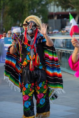 Adelaide, Güney Avustralya 26-01-2025: Adelaide, Güney Avustralya 'da Avustralya Günü Geçit Töreni, bayraklar, kostümler ve neşeli kutlamalarla ulusal toplumun yer aldığı tören. 