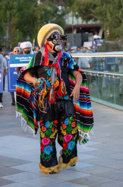 Adelaide, Güney Avustralya 26-01-2025: Adelaide, Güney Avustralya 'da Avustralya Günü Geçit Töreni, bayraklar, kostümler ve neşeli kutlamalarla ulusal toplumun yer aldığı tören. 