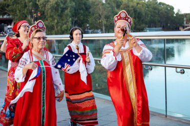 Adelaide, Güney Avustralya 26-01-2025: Adelaide, Güney Avustralya 'da Avustralya Günü Geçit Töreni, Rus ulusal toplumunun bayrakları, kostümleri ve neşeli kutlamalarla yer alacağı. 