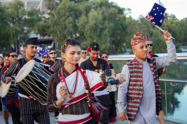 Adelaide, Güney Avustralya 26-01-2025: Adelaide, Güney Avustralya 'da Avustralya Günü Geçit Töreni, bayraklar, kostümler ve neşeli kutlamalarla Nepal ulusal toplumunun yer aldığı. 