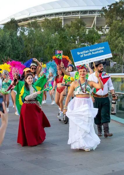 Adelaide, Güney Avustralya 26-01-2025: Adelaide, Güney Avustralya 'da düzenlenen Avustralya Günü Geçit Töreni, bayraklar, kostümler ve neşeli kutlamalarla Brezilya ulusal toplumunun yer aldığı. 
