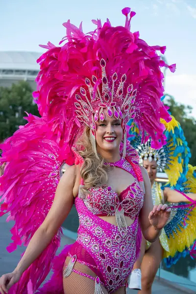 Adelaide, Güney Avustralya 26-01-2025: Adelaide, Güney Avustralya 'da düzenlenen Avustralya Günü Geçit Töreni, bayraklar, kostümler ve neşeli kutlamalarla Brezilya ulusal toplumunun yer aldığı. 