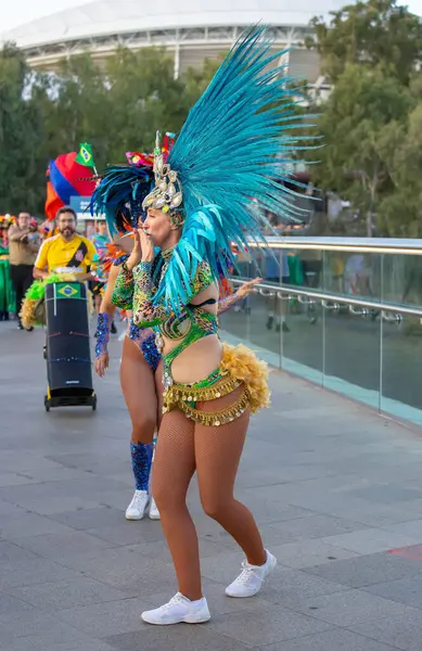 Adelaide, Güney Avustralya 26-01-2025: Adelaide, Güney Avustralya 'da düzenlenen Avustralya Günü Geçit Töreni, bayraklar, kostümler ve neşeli kutlamalarla Brezilya ulusal toplumunun yer aldığı. 