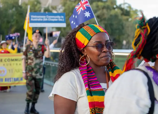 Adelaide, Güney Avustralya 26-01-2025: Adelaide, Güney Avustralya 'da Avustralya Günü Geçit Töreni, bayraklar, kostümler ve neşeli kutlamalarla ulusal toplumun yer aldığı tören. 