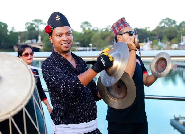 Adelaide, Güney Avustralya 26-01-2025: Adelaide, Güney Avustralya 'da Avustralya Günü Geçit Töreni, bayraklar, kostümler ve neşeli kutlamalarla Nepal ulusal toplumunun yer aldığı. 