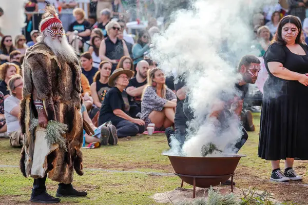 Adelaide, Avustralya 01.26.2025: Yerel Sigara İçme Töreni, Avustralya 'da düzenlenen ve Aborjinlere bakış açılarını ve umutlarını paylaşma fırsatı sunan halka açık etkinlikte toplanma ve ayin.