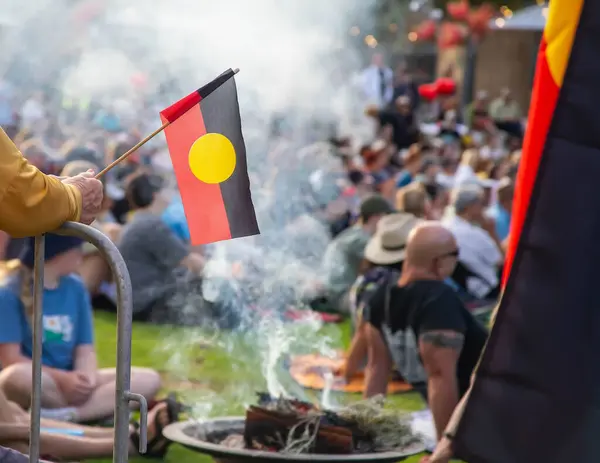 Yerel Sigara İçme Töreni 'nde Avustralya Aborjininin bayrağı, halka açık etkinlikte toplanma ve ayin