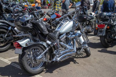 Motosiklet yarışması, krom motosiklet kaplamasının yakın çekimi karmaşık detaylar, cilalanmış motor ve şık tekerlek tasarımı.