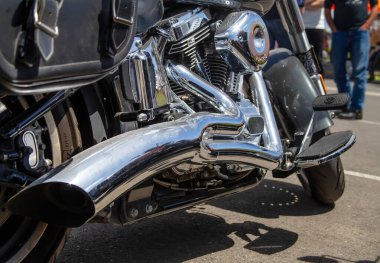 Motosiklet yarışması, krom motosiklet kaplamasının yakın çekimi karmaşık detaylar, cilalanmış motor ve şık tekerlek tasarımı.