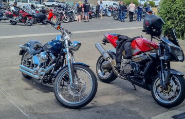 Adelaide, Güney Avustralya, 23-02-2025: Bisikletçiler etkinliği, karmaşık ayrıntılar, cilalanmış motor ve şık tekerlek tasarımı içeren bir krom motosiklet teşhisi.