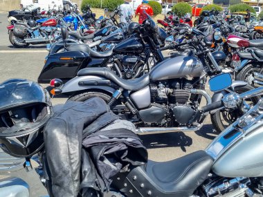 Adelaide, Güney Avustralya, 23-02-2025: Bisikletçiler etkinliği, karmaşık ayrıntılar, cilalanmış motor ve şık tekerlek tasarımı içeren bir krom motosiklet teşhisi.