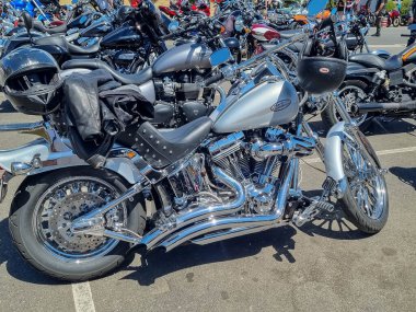 Adelaide, Güney Avustralya, 23-02-2025: Bisikletçiler etkinliği, karmaşık ayrıntılar, cilalanmış motor ve şık tekerlek tasarımı içeren bir krom motosiklet teşhisi.