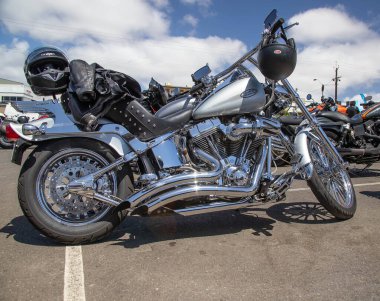 Adelaide, Güney Avustralya, 23-02-2025: Bisikletçiler etkinliği, karmaşık ayrıntılar, cilalanmış motor ve şık tekerlek tasarımı içeren bir krom motosiklet teşhisi.