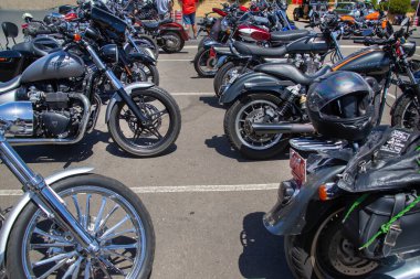 Adelaide, Güney Avustralya, 23-02-2025: Bisikletçiler etkinliği, karmaşık ayrıntılar, cilalanmış motor ve şık tekerlek tasarımı içeren bir krom motosiklet teşhisi.