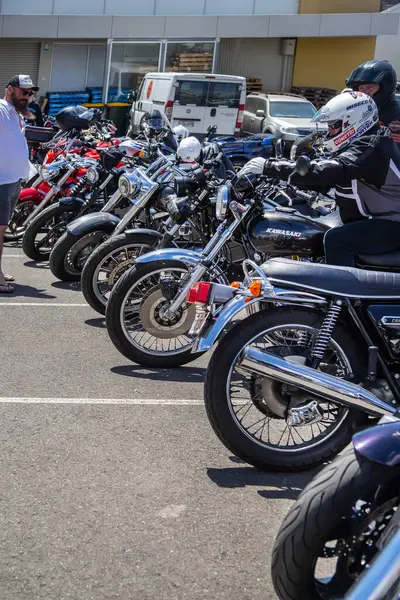 Adelaide, Güney Avustralya, 23-02-2025: Bisikletçiler etkinliği, karmaşık ayrıntılar, cilalanmış motor ve şık tekerlek tasarımı içeren bir krom motosiklet teşhisi.