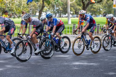 Adelaide, Güney Avustralya, 26-01-2025: The Tour Down Under, Avustralya 'nın en büyük bisiklet yarışı, Adelaide şehrinin sokaklarındaki yol bisikleti sahnesi, profesyonel bisikletçiler yoğun bir rekabet içinde kent sokaklarında koşuyorlar.