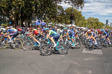 Adelaide, Güney Avustralya, 26-01-2025: The Tour Down Under, Avustralya 'nın en büyük bisiklet yarışı, Adelaide şehrinin sokaklarındaki yol bisikleti sahnesi, profesyonel bisikletçiler yoğun bir rekabet içinde kent sokaklarında koşuyorlar.