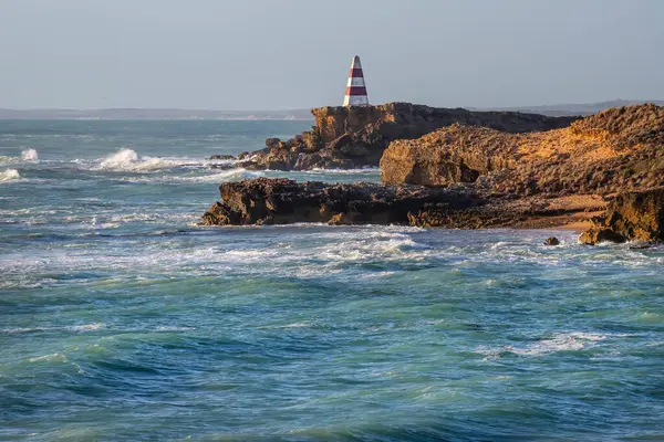 Tarihsel Cübbe Obelisk dalgalar, uçurumlar ve derin mavi denizlerle çevrili Güney Avustralya 'nın engebeli kıyı şeridinde dimdik duruyor..