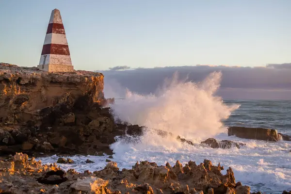Tarihsel Cübbe Obelisk dalgalar, uçurumlar ve derin mavi denizlerle çevrili Güney Avustralya 'nın engebeli kıyı şeridinde dimdik duruyor.