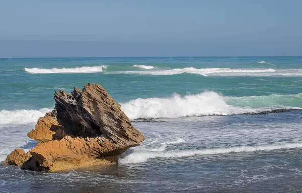 Keskin kıyı kaya oluşumları ve turkuaz okyanus dalgaları Güney Avustralya 'nın engebeli kıyı şeridinde buluşuyor.