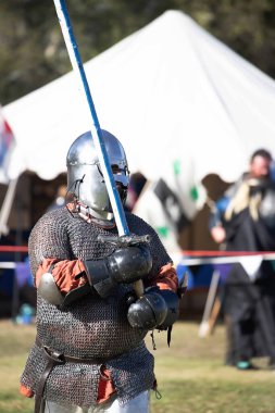 Paracombe, Güney Avustralya 05.03.2025. Güney Avustralya 'daki Paracombe Ortaçağ Fuarı' nda zırhlı şövalye, çadırlar, bayraklar ve yerel halk etkinliğine katılan