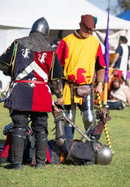 Paracombe, Güney Avustralya 05.03.2025. Güney Avustralya 'daki Ortaçağ Fuarı' nda kılıçlar ve kalkanlarla yapılan yeniden canlandırma turnuvasında zırhlı şövalyeler düello yapıyor.