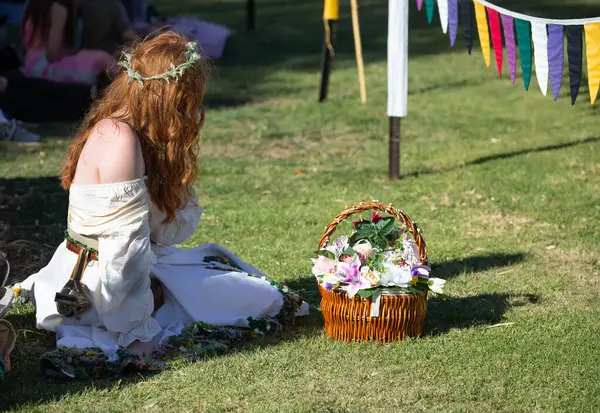 Paracombe, Güney Avustralya 05.03.2025. Yerel halk etkinliğinde düzenlenen canlı kostümlü festival sırasında bir Ortaçağ Fuarı 'nda süslü kostüm giymiş fantezi karakteri.. 