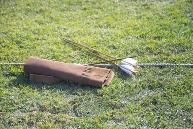 Tarihi kostümlü Archer, yerel halk etkinliğinde düzenlenen canlı kostümlü festivalde Ortaçağ Fuarı sırasında bir hedefe uzun yay doğrultmayı hedefliyor. Yüksek kalite fotoğraf