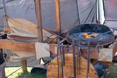 Geleneksel kalpazanlık gösterisi sırasında demir çubuğu çekiçle örse tutan demircilerin yakın çekimi. Yüksek kalite fotoğraf