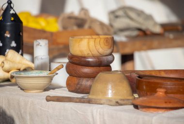Geleneksel açık hava pazarında sergilenmekte olan hasır bir sepette el yapımı kase, bardak ve sürahi çeşitleri. Yüksek kalite fotoğraf