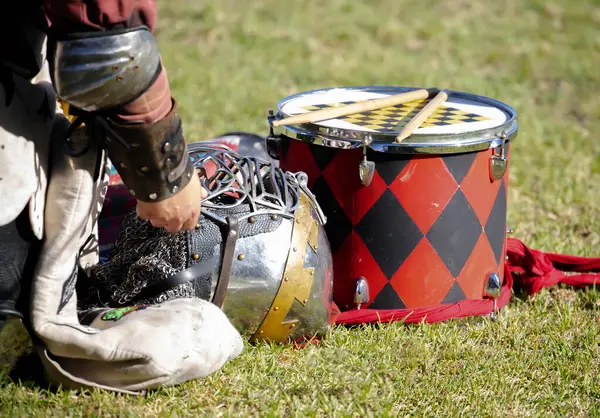 Miğferi, kılıcı, baltası ve zinciri olan bir ortaçağ şövalyesi zırhı tarihi yeniden canlandırma etkinliğinde ya da panayırda sergilenmektedir. Yüksek kalite fotoğraf
