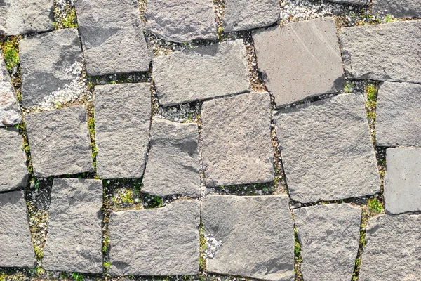Textura Estradas Alvenaria Feitas Pedras Assimétricas Com Grama Entre Alvenaria — Fotografia de Stock