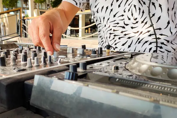 Türkiye, Alanya - 12 Ağustos 2022: DJ karıştırıcı, oyuncu, el ve mikser üzerine müzik yarattı