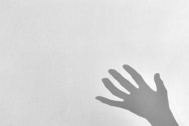 Gri arkaplandaki tüyler ürpertici el silueti, kopyalama alanı, gürültü