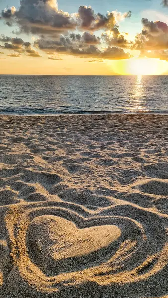 Coeur Fait Sable Sur Plage Sur Fond Mer Beau Coucher — Photo