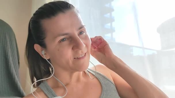 Girl Memakai Headphone Dan Menikmati Mendengarkan Musik Rumah Close — Stok Video