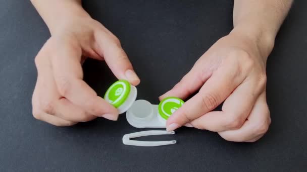 Kvinder Tager Kontaktlinser Med Pincet Beholderen Hænder Close Baggrund Sort – Stock-video