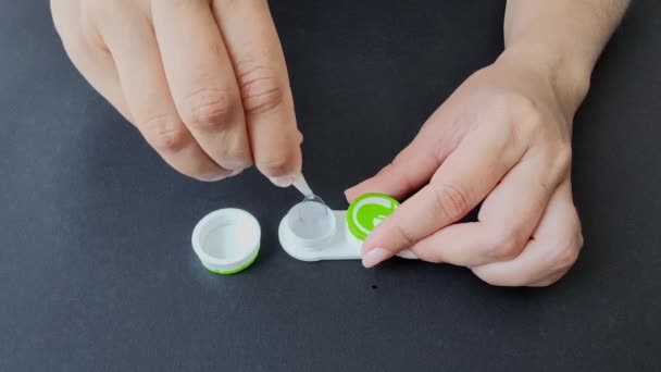 Kadınlar Kontakt Lensleri Cımbızla Kaplar Elleri Yakın Çekimde Siyah Masanın — Stok video