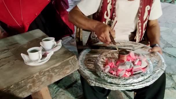 Приготовление Турецкого Кофе Классическим Способом Турции Углях Мужские Руки Крупным — стоковое видео